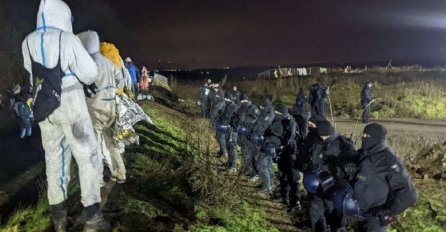 Policija pokušava odvesti aktiviste iz sela koje se uništava zbog rudnika (VIDEO)