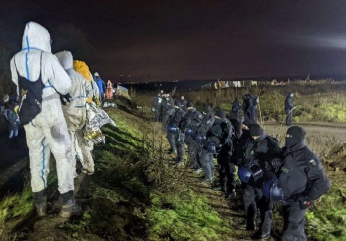 Policija pokušava odvesti aktiviste iz sela koje se uništava zbog rudnika (VIDEO)