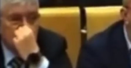 VIRALAN SNIMAK SA SJEDNICE PARLAMENTA FBIH: Miković "kopao" nos