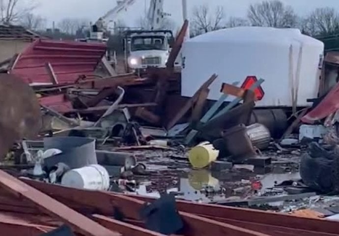 STRAŠNO NEVRIJEME POGODILO SJEDINJENE DRŽAVE: Tornado uništavao kuće, rušio dalekovode, čupao drveće (FOTO, VIDEO)