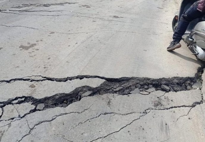 DRAMATIČNO NA SJEVERU INDIJE: Grad počeo tonuti, više stotina ljudi premješteno u škole i hotele (FOTO)