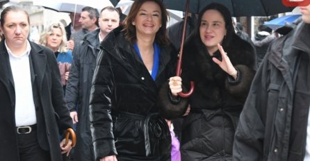 RUKU POD RUKU: Tanja Fajon i Benjamina Karić s kišobranom u ruci prošetale Baščaršijom (FOTO)