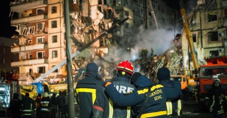 Zelenski objavio jezive fotografije nakon raketnog napada na zgradu