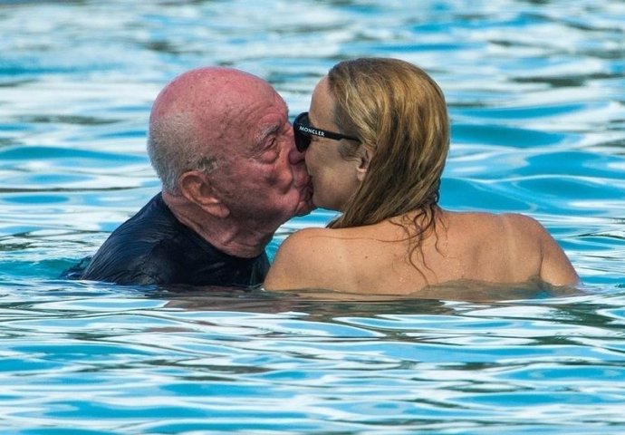 Milijarder (91) opet ljubi mlađu, pola godine nakon razvoda. Snimljeni su na plaži