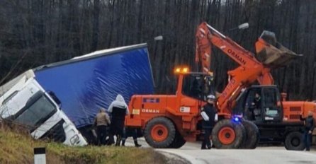Obustavljen saobraćaj kod Busovače: Kamion sletio sa ceste