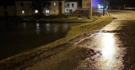 Voda ušla u kuće, odroni i oborena stabla po putu