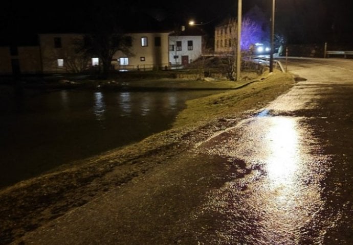 Voda ušla u kuće, odroni i oborena stabla po putu