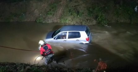 Nesreća blizu Prijedora: Automobil sletio u rijeku, izvlačili ga vatrogasci