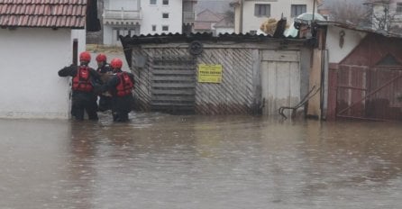 TROMJESEČNA BEBA ZAROBLJENA U POPLAVLJENOM STANU: Padavine paralisale grad, spasavani ljudi i životinje! DRAMA U SJENICI (FOTO)