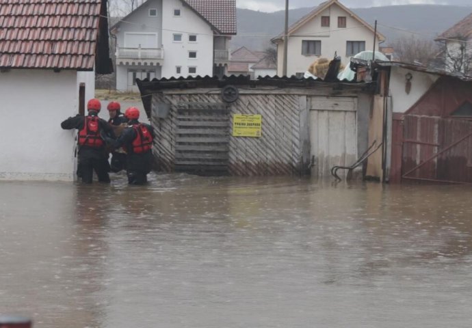 TROMJESEČNA BEBA ZAROBLJENA U POPLAVLJENOM STANU: Padavine paralisale grad, spasavani ljudi i životinje! DRAMA U SJENICI (FOTO)