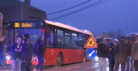 HAVARIJA U BEOGRADU - AUTOBUS PROPAO KROZ RUPU NA BULEVARU: Kolaps, desetine linija u zastoju, ljudi idu pješice