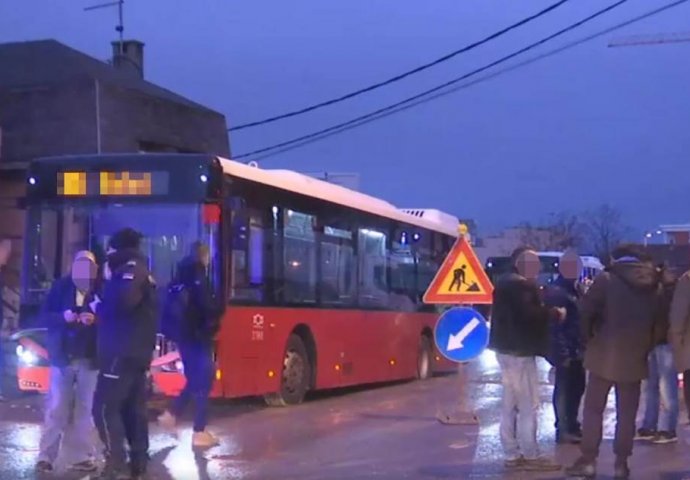 HAVARIJA U BEOGRADU - AUTOBUS PROPAO KROZ RUPU NA BULEVARU: Kolaps, desetine linija u zastoju, ljudi idu pješice