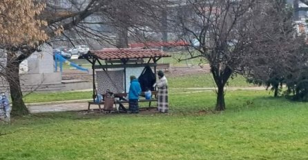PRIZORI POTRESLI GRAĐANE BiH: Majka sa sinom danima živi na klupama Kamberovića polja