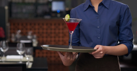 Popili piće i batine: Dečki fizički napali konobaricu kafića Tekila, ona ih prebila palicom!