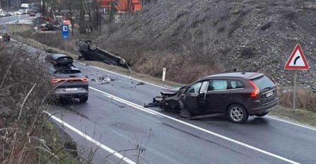 Teška nesreća na magistralnom putu M-17: Učestvovala 4 vozila, ima povrijeđenih