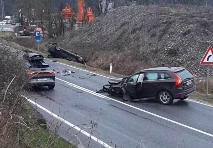 Teška nesreća na magistralnom putu M-17: Učestvovala 4 vozila, ima povrijeđenih