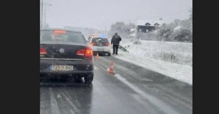 Nesreća kod Sarajeva zbog klizave ceste: Automobilom sletio s puta u jarak