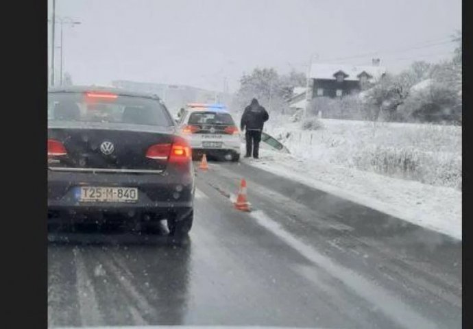 Nesreća kod Sarajeva zbog klizave ceste: Automobilom sletio s puta u jarak