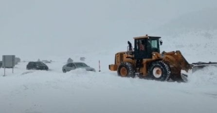 PRVI SNIJEG NAPRAVIO KATASTROFU: Spasioci izvlačili vozila koja su zapala u snježne nanose...