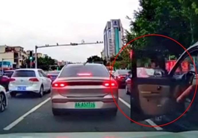 VOZAČ USRED GUŽVE NA SEMAFORU OTVORIO VRATA AUTOMOBILA: Svi ostali u čudu kad su vidjeli šta radi (VIDEO)