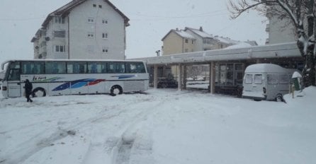 Nekoliko sela kod Gacka odsječeno, visina snijega i do 70 centimetara