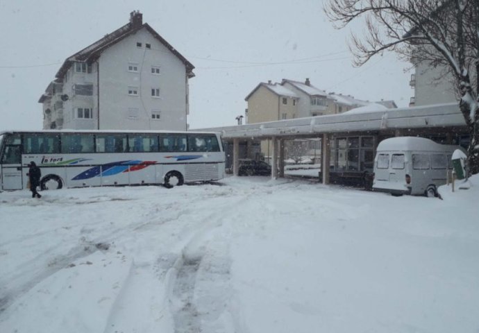 Nekoliko sela kod Gacka odsječeno, visina snijega i do 70 centimetara