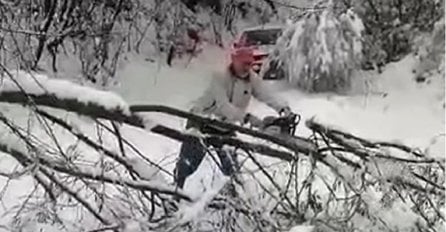 VIDEO: Muškarac kod Gline motornom pilom očistio put kako bi dostavio hranu