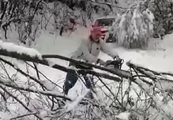 VIDEO: Muškarac kod Gline motornom pilom očistio put kako bi dostavio hranu