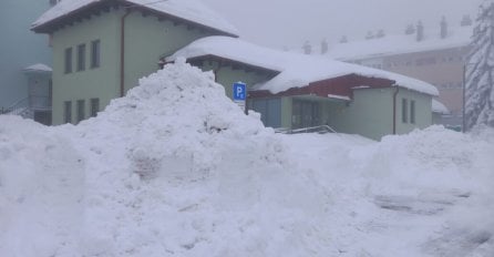 HAOS U HRVATSKOJ KAKAV SE NE PAMTI: Danas u ovom mjestu izmjereno 97 cm snijega, probijene su samo najčešće ulice