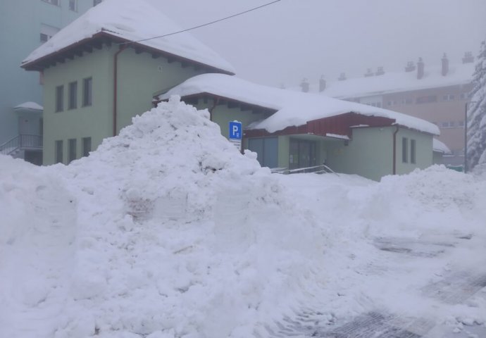 HAOS U HRVATSKOJ KAKAV SE NE PAMTI: Danas u ovom mjestu izmjereno 97 cm snijega, probijene su samo najčešće ulice