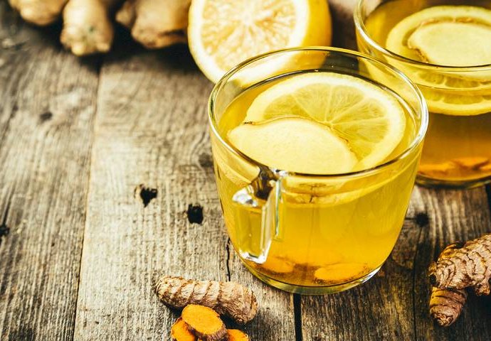 KAŽU DA "DIŽE IZ MRTVIH": Napitak od kurkume, limuna i meda za imunitet