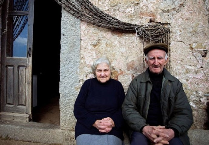 SMRT IH NIJE RASTAVILA: U braku su bili 64 godine, a umrli su s tri sata razlike, gotovo držeći se za ruke