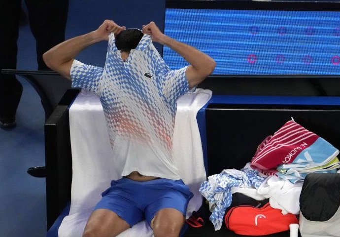A DA LI JE MOGUĆE: Novak skinuo majicu u finalu AO, a mnogi su se iznenadili kada su vidjeli prizor ispod