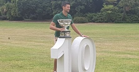 NAJLJEPŠE FOTOGRAFIJE ZA DOBRO JUTRO: Đoković stoji pored velikog broja 10, moćno pozira sa trofejom u Melburnu