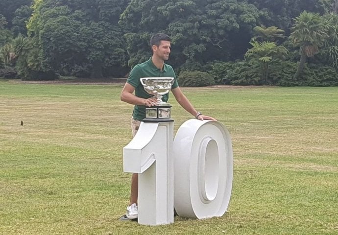 NAJLJEPŠE FOTOGRAFIJE ZA DOBRO JUTRO: Đoković stoji pored velikog broja 10, moćno pozira sa trofejom u Melburnu