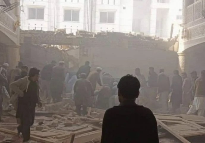 Bombaški napad na džamiju u pakistanskom Peshawaru: Mrtvi se broje u desecima, oko 150 je ranjenih