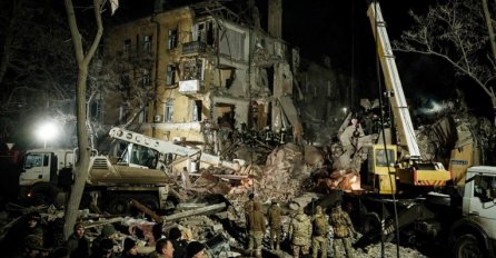 Rusi raketom uništili stambenu zgradu na istoku Ukrajine. Ubili najmanje dvoje ljudi