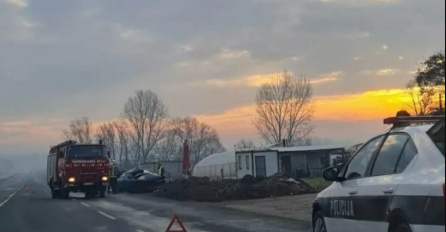 TEŠKA SAOBRAĆAJNA NESREĆA: Jedna osoba poginula, vatrogasci na terenu
