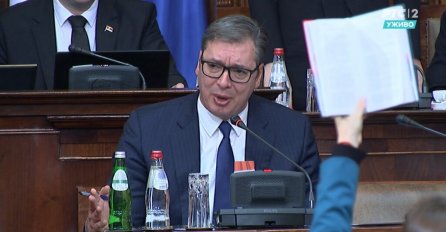 CRVEN U LICU, KIPTI OD BIJESA: 4 slike nervoznog Vučića koje pokazuju koliko je bilo napeto u Skupštini