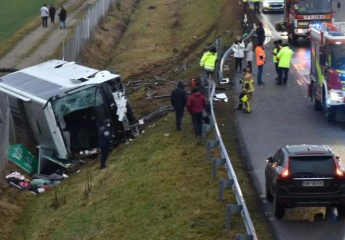 TEŠKA SAOBRAĆAJNA NESREĆA: Autobus sletio s ceste u Sloveniji, troje poginulo