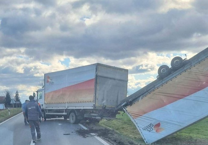 SNAGA VJETRA: Pogledajte kako vjetar prevrće kamion u Slavoniji (VIDEO)