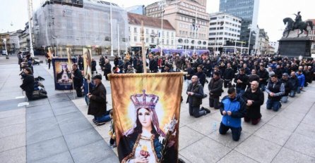 Molitva muškaraca u središtu Zagreba “za prestanak pobačaja” vs. prosvjed žena