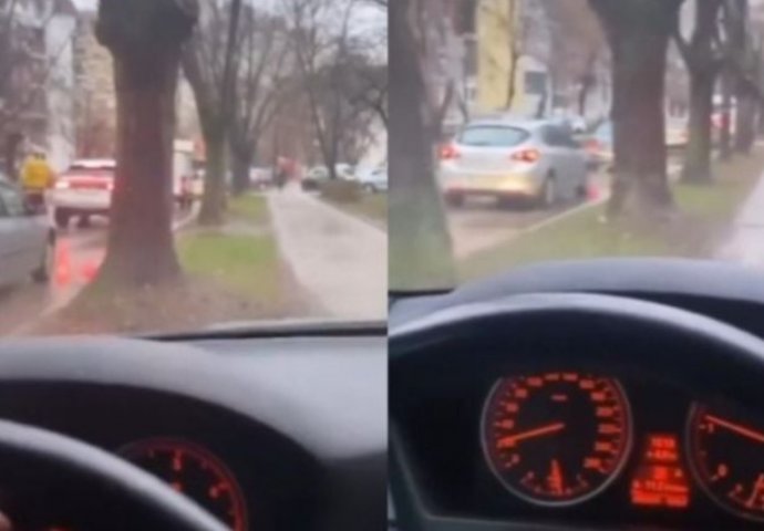 BAHATO PONOŠANJE: Vozač BMW pretiče kolonu trotoarom dok ljudi prolaze (VIDEO)