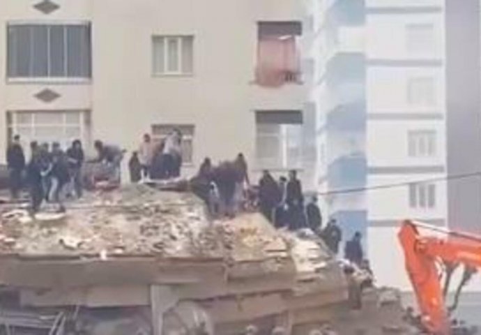 TRAGEDIJA NA JUGU TURSKE: Zemljotres BOLNICU sravnio sa zemljom, ljudi ZATRPANI! 