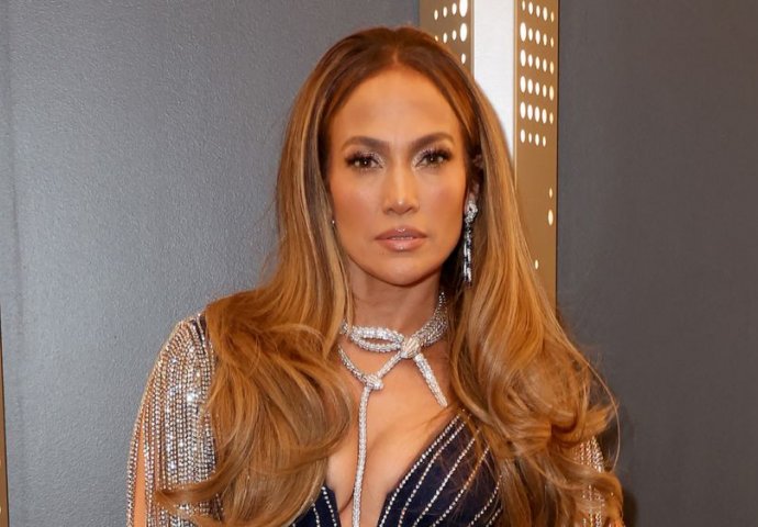 "TAKO SE TO RADI": Jennifer Lopez u haljini koja se odijeva kada želimo da sve oči gledaju u nas