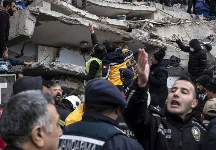 CRNI BILANS RASTE IZ SATA U SAT: Broj poginulih u Turskoj i Siriji prešao nestvarnu brojku, ispod ruševina još stotine žrtava