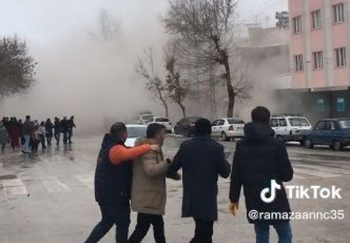 DRAMATIČAN VIDEO IZ TURSKE: Zgrade se ruše, samo se čuje "Allahu ekber!"