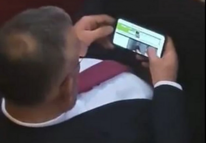 ŠOK U SRBIJI: Usred rasprave o Kosovu u Skupštini gledao FILMOVE ZA ODRASLE na mobilnom telefonu! (VIDEO)
