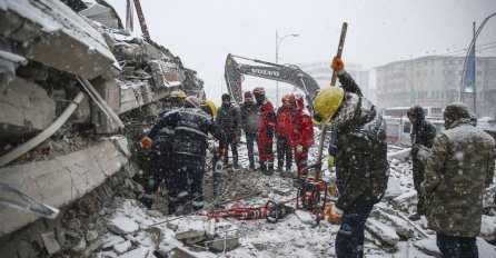 "Utrkujemo se s vremenom": Spasioci i preživjeli suočavaju se sa ledenim talasom u Turskoj i Siriji