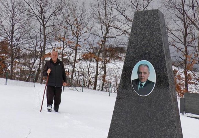 OVE 4 RIJEČI UKLESANE NA GROBNICI MILIONERA: Paraju uši, "To je moja najveća greška, pazite se" (FOTO)